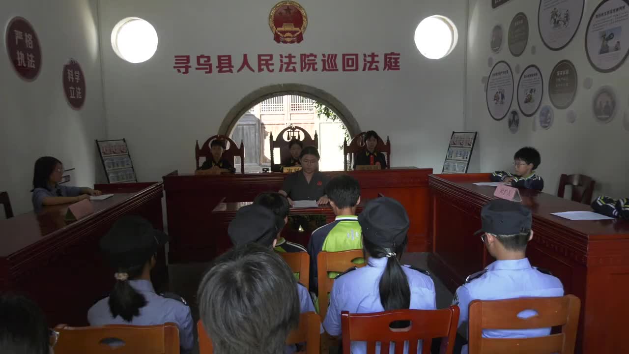 模拟法庭进校园   法治课堂照亮未来