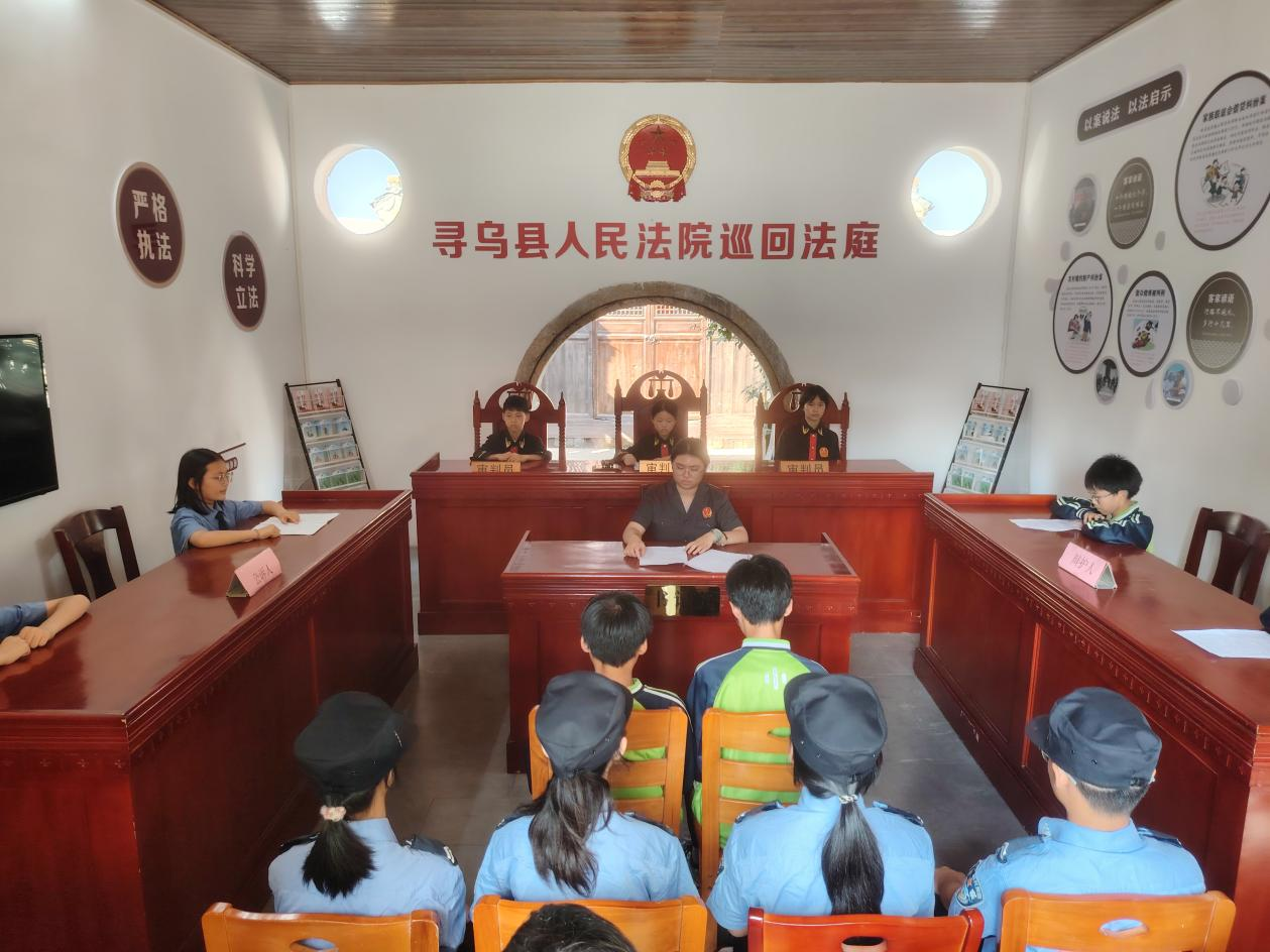 模拟法庭进校园   法治课堂照亮未来